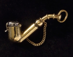 Gouden pijpen aan de ketting