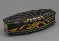 Tobacco box in black lacquer with gold