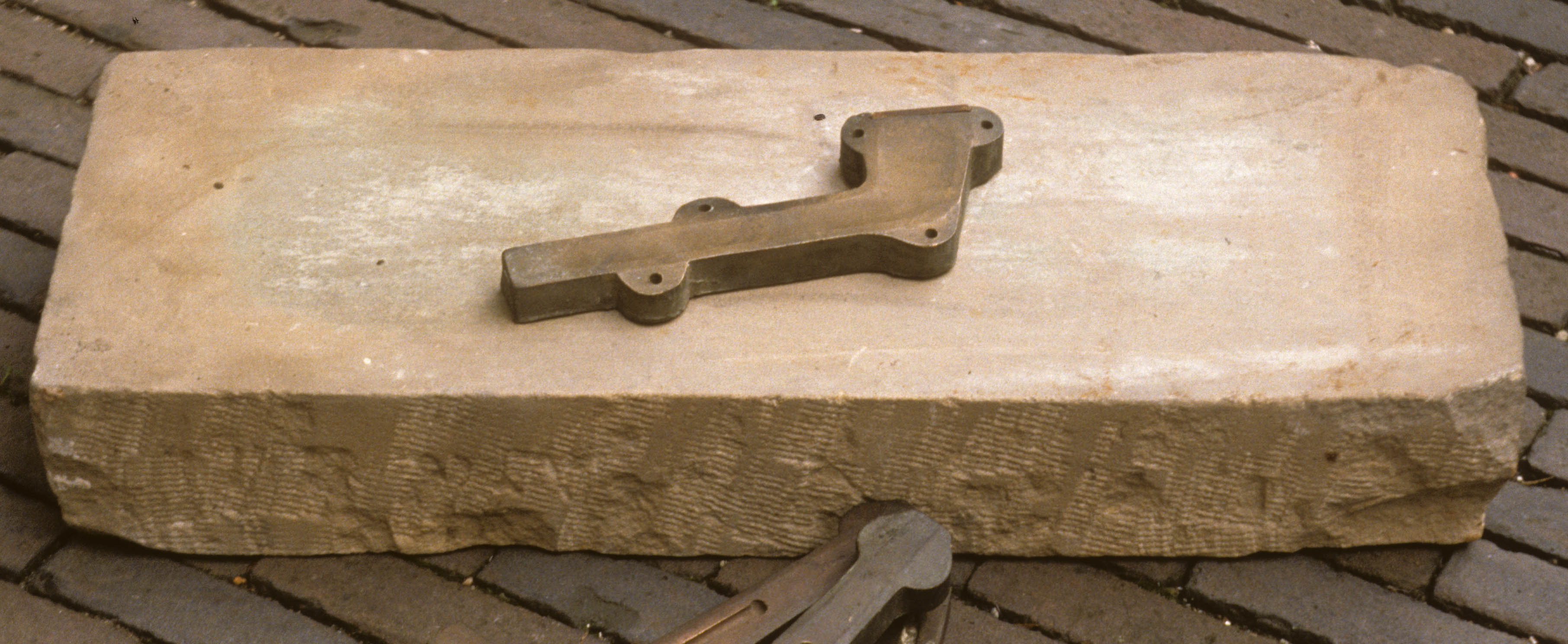 11-00.423-tool-sharpening-stone-pressmould-1