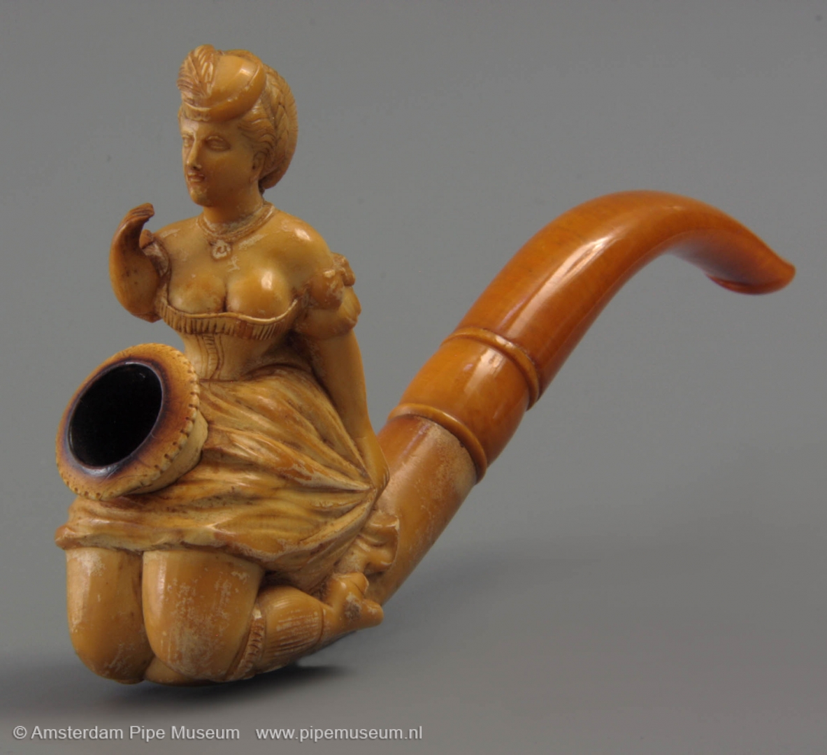 102-19.406-meerschaum-tobacco-pipe-woman-sitting-4